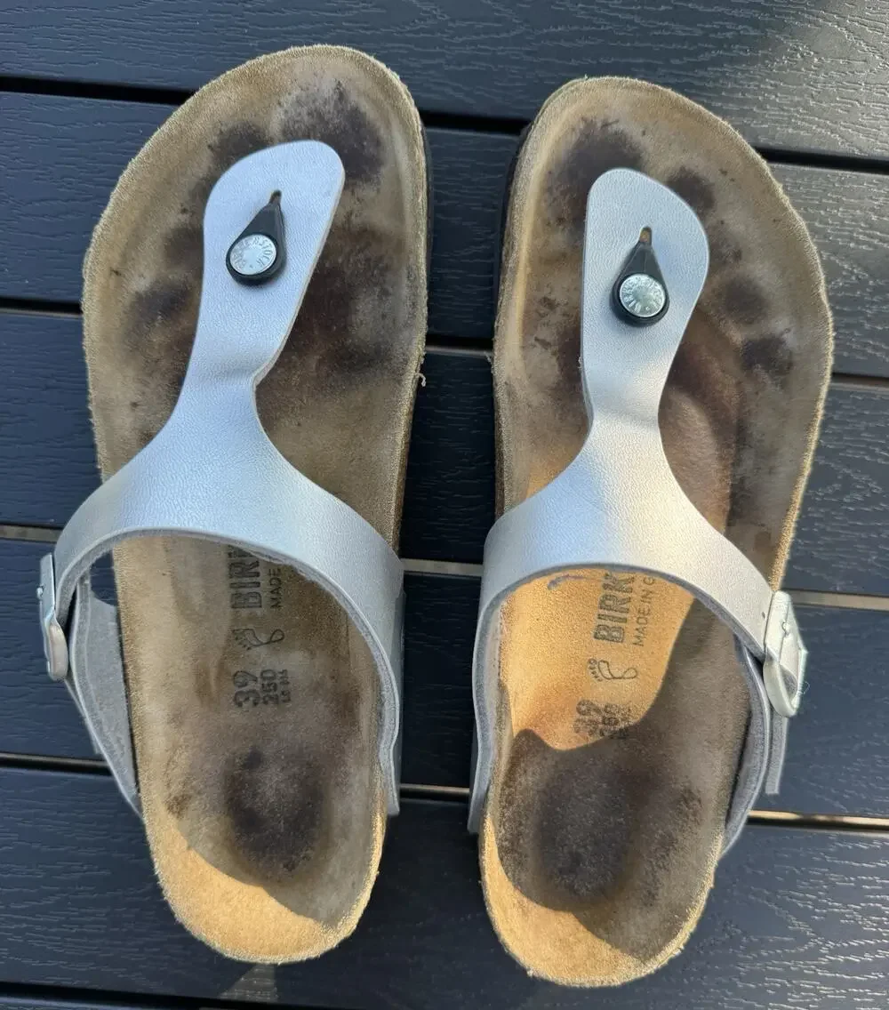 Birkenstock Gizeh In Metallic Silver - EU 39 US Women’s 9
